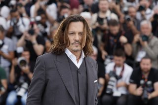 Johnny Depp était à Cannes pour présenter le film "Jeanne du Barry" de Maïwenn dans lequel il interprète Louis XV.